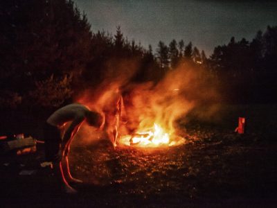 Přehled: Rituál přechodu do nového věku spojený s noční potní chýší