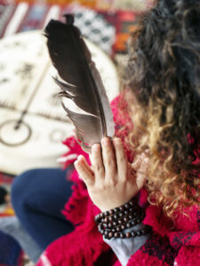 zena se sepnutyma rukama s perem